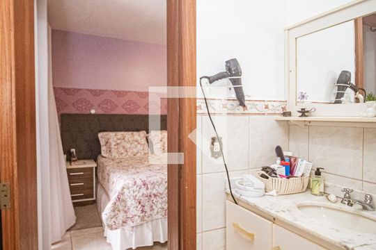 Banheiro da Suíte de casa à venda com 3 quartos, 175m² em Espírito Santo, Porto Alegre