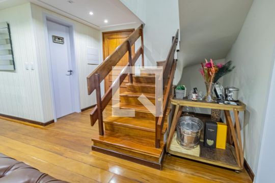 Escada de apartamento à venda com 3 quartos, 287m² em Bela Vista, Porto Alegre