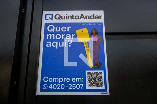 Plaquinha instalada na fachada de apartamento à venda com 2 quartos, 90m² em Vila Scarpelli, Santo André
