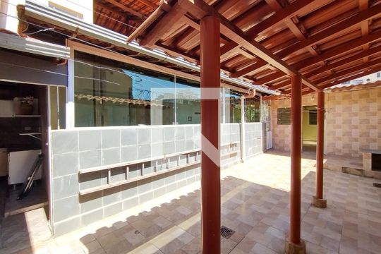 Quintal de casa à venda com 3 quartos, 352m² em Sagrada Família, Belo Horizonte