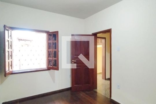 Quarto 3 de casa à venda com 3 quartos, 352m² em Sagrada Família, Belo Horizonte