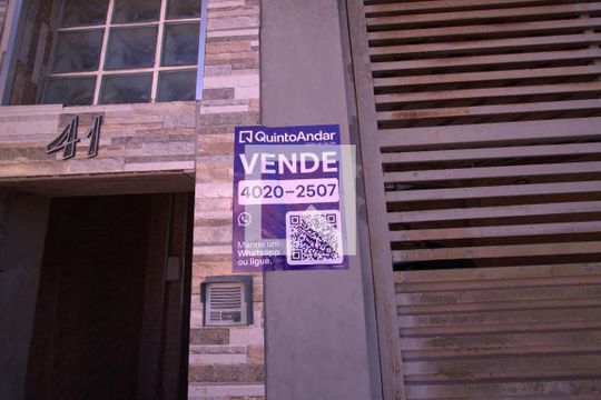 Plaquinha  de casa à venda com 3 quartos, 245m² em Jardim Tupanci, Barueri