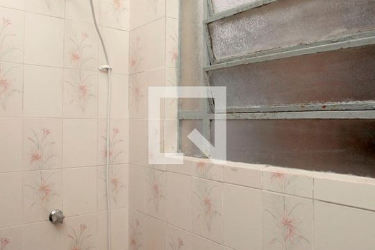 Banheiro de apartamento à venda com 1 quarto, 44m² em Floresta, Porto Alegre