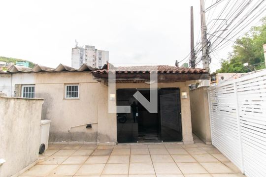 Fachada de casa à venda com 4 quartos, 450m² em Santa Rosa, Niterói