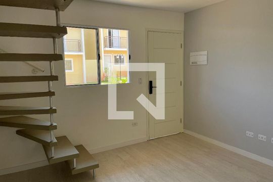 Sala de casa de condomínio para alugar com 2 quartos, 55m² em Chácara Ondas Verdes, Cotia
