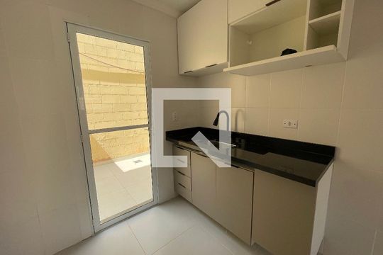Cozinha de casa de condomínio para alugar com 2 quartos, 55m² em Chácara Ondas Verdes, Cotia