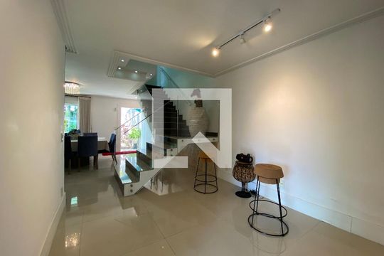 Sala de casa de condomínio para alugar com 4 quartos, 1000m² em Jacarepaguá, Rio de Janeiro