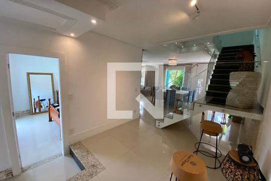 Sala de casa de condomínio para alugar com 4 quartos, 1000m² em Jacarepaguá, Rio de Janeiro