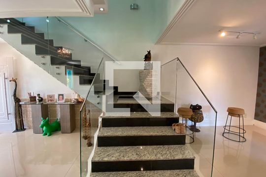 Sala de casa de condomínio para alugar com 4 quartos, 1000m² em Jacarepaguá, Rio de Janeiro