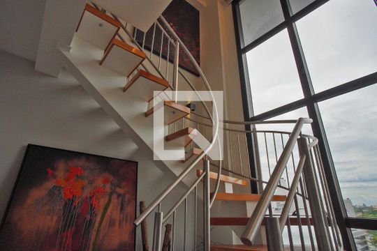 Escada - Suíte de apartamento à venda com 1 quarto, 74m² em Jardim do Salso, Porto Alegre