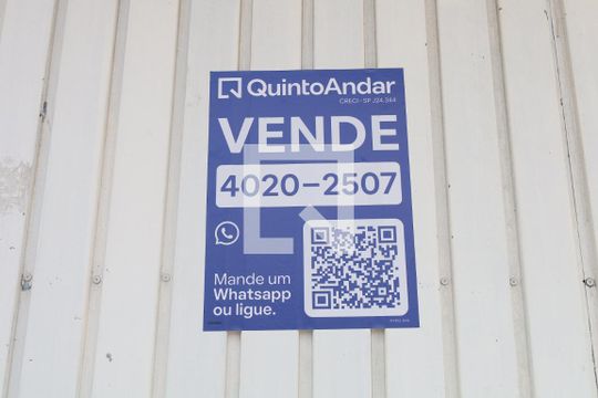 Placa instalada no portão do imóvel de casa à venda com 3 quartos, 250m² em Limoeiro, São Paulo