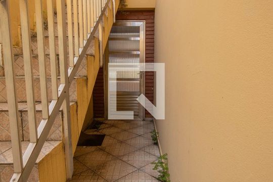Escada de casa para alugar com 3 quartos, 117m² em Bortolândia, São Paulo