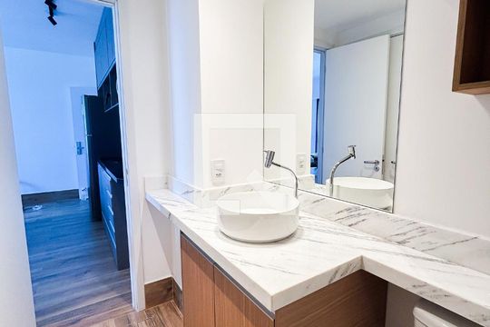Banheiro de apartamento para alugar com 1 quarto, 44m² em Santo Amaro, São Paulo