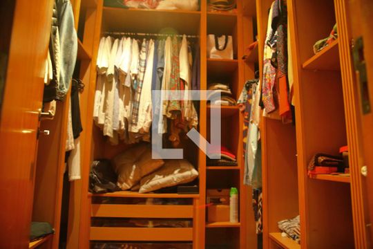 Closet Suíte 1 de casa à venda com 3 quartos, 252m² em Jardim das Americas, São Bernardo do Campo