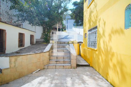 Quintal de casa para alugar com 3 quartos, 50m² em Vila Jardim, Porto Alegre