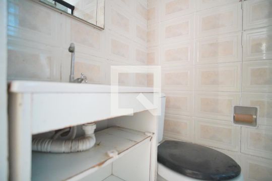 Banheiro de casa para alugar com 3 quartos, 50m² em Vila Jardim, Porto Alegre
