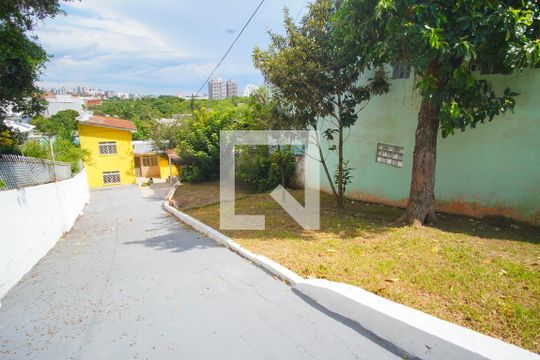 Área Externa de casa para alugar com 3 quartos, 50m² em Vila Jardim, Porto Alegre