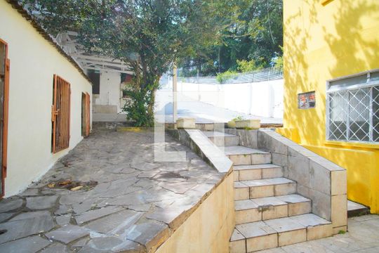 Quintal de casa para alugar com 3 quartos, 50m² em Vila Jardim, Porto Alegre
