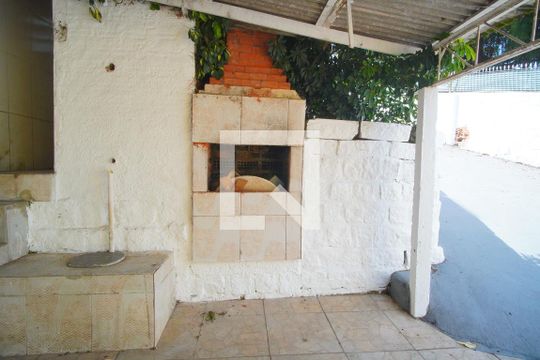 Área Externa de casa para alugar com 3 quartos, 50m² em Vila Jardim, Porto Alegre