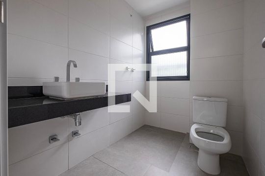 Banheiro de casa de condomínio à venda com 3 quartos, 275m² em Vila Madalena, São Paulo