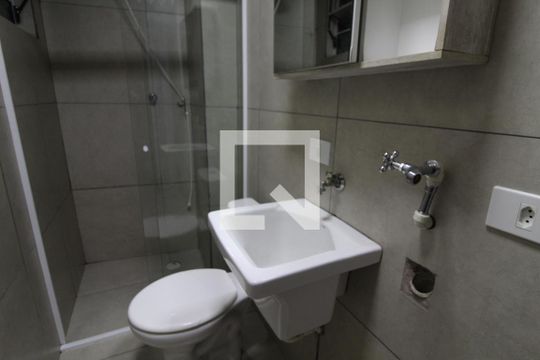 Banheiro de kitnet/studio para alugar com 1 quarto, 28m² em Mooca, São Paulo
