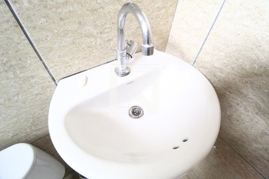 Banheiro 3 de casa para alugar com 8 quartos, 300m² em Santa Mônica, Uberlândia