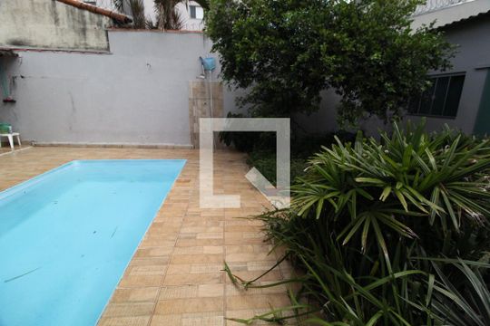 Piscina de casa para alugar com 8 quartos, 300m² em Santa Mônica, Uberlândia