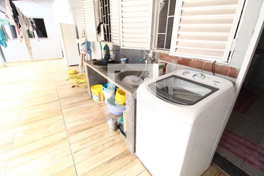 Área de Serviço de casa para alugar com 8 quartos, 300m² em Santa Mônica, Uberlândia