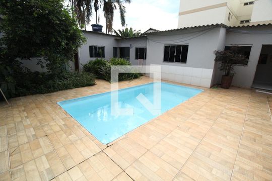 Piscina de casa para alugar com 8 quartos, 300m² em Santa Mônica, Uberlândia