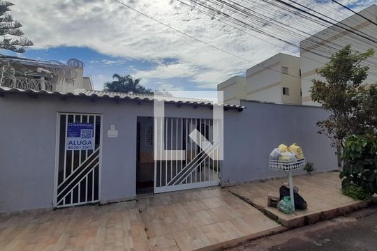 Fachada de casa para alugar com 8 quartos, 300m² em Santa Mônica, Uberlândia