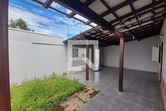 Varanda  de casa para alugar com 8 quartos, 300m² em Santa Mônica, Uberlândia