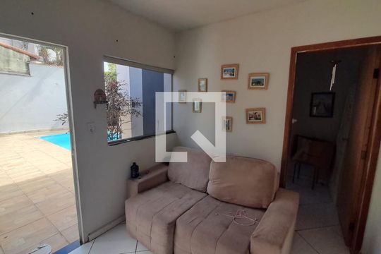 Sala de casa para alugar com 8 quartos, 300m² em Santa Mônica, Uberlândia