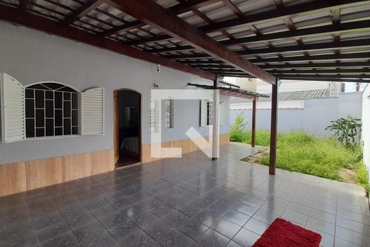 Varanda  de casa para alugar com 8 quartos, 300m² em Santa Mônica, Uberlândia