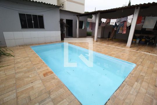 Piscina de casa para alugar com 8 quartos, 300m² em Santa Mônica, Uberlândia