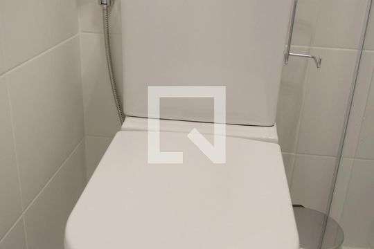 Banheiro de kitnet/studio para alugar com 1 quarto, 29m² em Sumarezinho, São Paulo