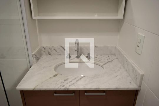 Banheiro de kitnet/studio para alugar com 1 quarto, 29m² em Sumarezinho, São Paulo