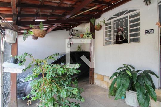 Garagem de casa à venda com 2 quartos, 81m² em Santa Amelia, Belo Horizonte