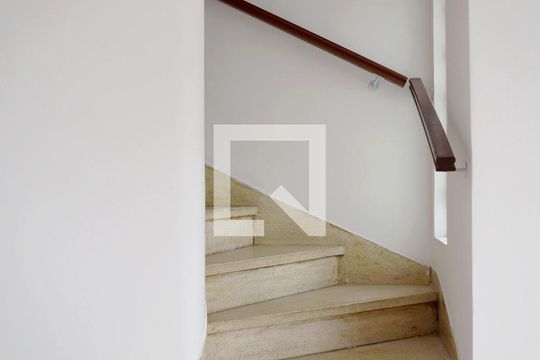 Acesso ao pavimento superior de casa para alugar com 3 quartos, 120m² em Pinheiros, São Paulo