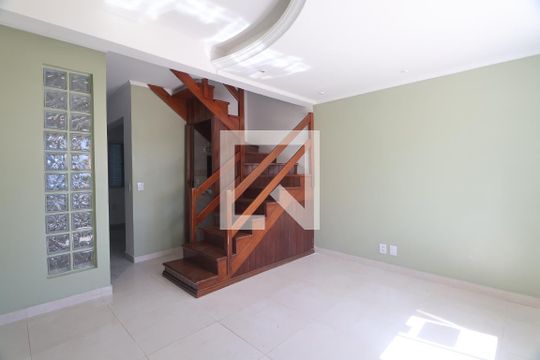 Sala de casa de condomínio à venda com 2 quartos, 88m² em Rio Branco, Canoas