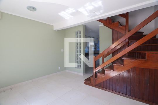 Sala de casa de condomínio à venda com 2 quartos, 88m² em Rio Branco, Canoas