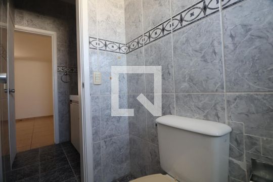Banheiro de casa de condomínio à venda com 2 quartos, 88m² em Rio Branco, Canoas
