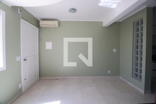Sala de casa de condomínio à venda com 2 quartos, 88m² em Rio Branco, Canoas