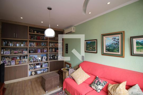 Sala de TV de casa à venda com 2 quartos, 600m² em Irajá, Rio de Janeiro