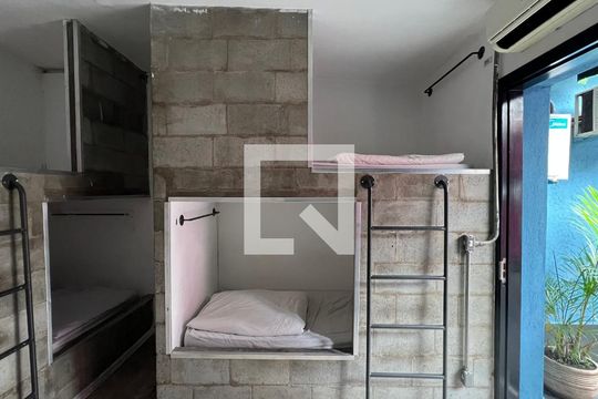 Suite de casa à venda com 6 quartos, 300m² em Vila Madalena, São Paulo