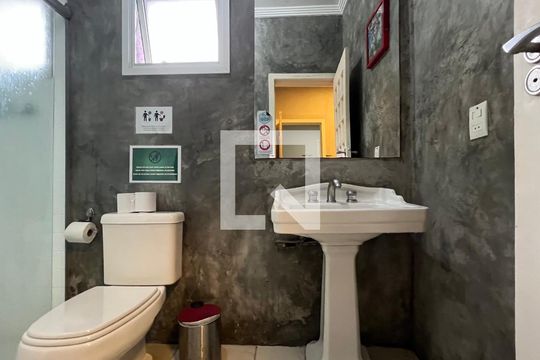 Banheiro da suite de casal de casa à venda com 6 quartos, 300m² em Vila Madalena, São Paulo