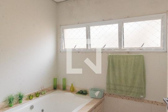Banheiro da Suíte de casa de condomínio à venda com 4 quartos, 317m² em Swiss Park, Campinas