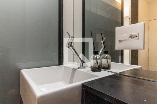 Banheiro de kitnet/studio para alugar com 1 quarto, 16m² em Campos Elíseos, São Paulo