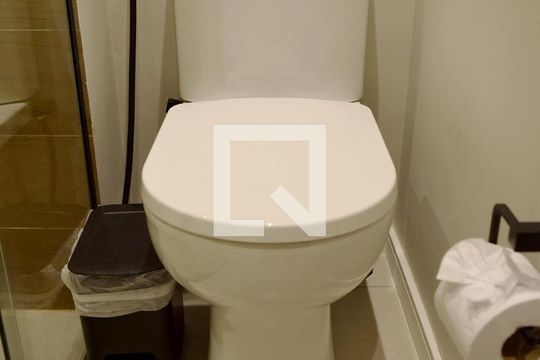 Banheiro de kitnet/studio à venda com 1 quarto, 25m² em Pinheiros, São Paulo