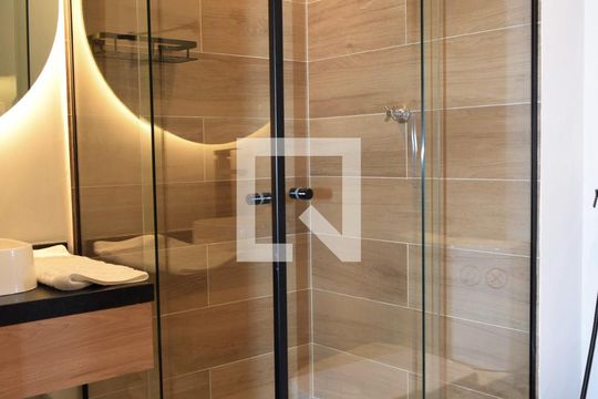 Banheiro de kitnet/studio à venda com 1 quarto, 25m² em Pinheiros, São Paulo