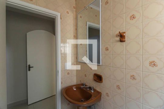 Lavabo de casa para alugar com 4 quartos, 112m² em Vila Darli, São Paulo